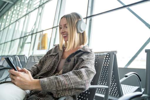 Femme avec un casque audio dans l'aéroport